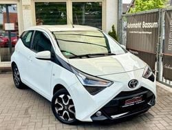 Weiß Gebraucht 2021 Toyota Aygo X-play Kleinwagen | 9.999 € (Guter Preis)