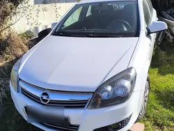Weiß Gebraucht 2011 Opel Astra Limousine | 3.199 € (Guter Preis)