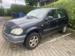 Smaragtschwarz Gebraucht 2000 Mercedes ML230 SUV | 1.900 € (Superpreis)