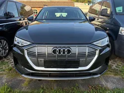 Grau Gebraucht 2020 Audi e-tron Advanced SUV | 25.999 € (Guter Preis)