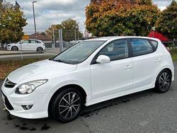 Weiß Gebraucht 2011 Hyundai i30 Classic Limousine | 2.600 € (Fairer Preis)