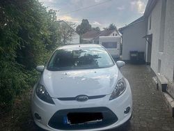 Weiß Gebraucht 2011 Ford Fiesta Ambiente Kleinwagen | 7.000 € (Teuer)