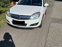 Weiß Gebraucht 2009 Opel Astra Edition Limousine | 2.400 € (Guter Preis)