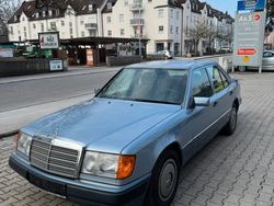 Blau Gebraucht 1992 Mercedes E200 Limousine | 13.950 €
