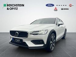 Crystalwhite pearl (metallic) Gebraucht 2024 Volvo V60 CC Ultimate Kombi | 49.990 € (Teuer)