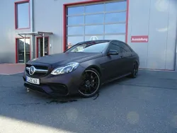 Schwarz metallic Gebraucht 2014 Mercedes E63 AMG AMG Limousine | 70.210 €