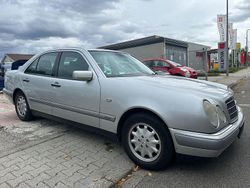 Grau Gebraucht 1998 Mercedes E240 Elegance Limousine | 1.990 € (Etwas zu teuer)