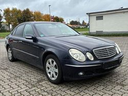 Blau Gebraucht 2005 Mercedes E220 Elegance Limousine | 1.690 €