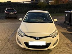 Beige Gebraucht 2014 Hyundai i20 Kleinwagen | 3.400 €