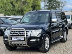 Grau Gebraucht 2015 Mitsubishi Pajero Diamant Edition SUV | 25.900 € (Etwas zu teuer)