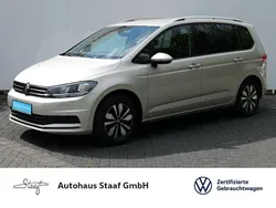 Ivory silver metallic Gebraucht 2024 VW Touran Move Van / Kleinbus | 33.590 € (Fairer Preis)
