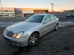 Grau Gebraucht 2004 Mercedes E220 Limousine | 2.600 € (Superpreis)