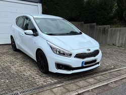 Weiß Gebraucht 2018 Kia Ceed DREAM-TEAM Edition Kleinwagen | 11.950 € (Fairer Preis)