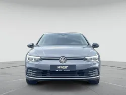 Mondsteingrau Gebraucht 2023 VW Golf VIII Life Limousine | 26.550 € (Fairer Preis)