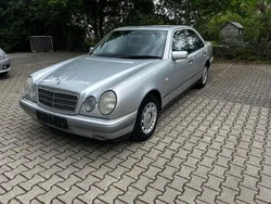 Silber Gebraucht 1999 Mercedes E240 Limousine | 1.900 € (Guter Preis)