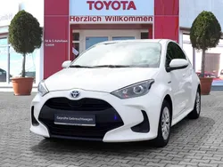 Schneeweiß Gebraucht 2021 Toyota Yaris Hybrid Comfort Limousine | 16.990 € (Fairer Preis)