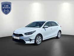Weiß (carraraweiß (weiß)) Gebraucht 2024 Kia Ceed Vision Limousine | 22.690 € (Etwas zu teuer)