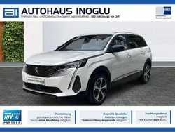 Weiß perlmut weiss (metallic) Gebraucht 2024 Peugeot 5008 Allure Van / Kleinbus | 28.680 € (Guter Preis)