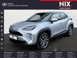 Shimmering silver metallic Gebraucht 2023 Toyota Yaris Hybrid Connect Style | 25.990 € (Etwas zu teuer)