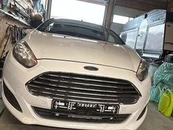 Weiß Gebraucht 2013 Ford Fiesta Champions Edition Kleinwagen | 4.800 € (Fairer Preis)