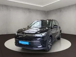 Deep black perleffekt Gebraucht 2024 VW Tiguan Life SUV | 43.800 € (Superpreis)