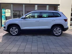 Moon white perleffekt Gebraucht 2024 Skoda Karoq Selection SUV | 29.950 € (Guter Preis)