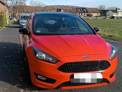 Rot Gebraucht 2017 Ford Focus ST-Line Limousine | 10.000 € (Etwas zu teuer)
