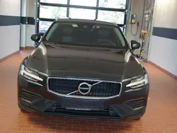 Grau Gebraucht 2019 Volvo V60 Momentum Kombi | 27.500 € (Etwas zu teuer)