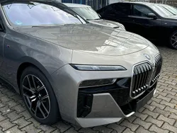 Rot (aventurinrot ) Gebraucht 2024 BMW 750e M Sport Limousine | 121.900 € (Etwas zu teuer)