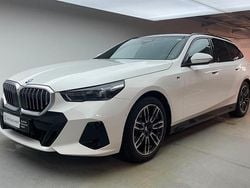 Alpinweiß uni Gebraucht 2024 BMW 520 Comfort Edition Kombi | 50.849 € (Superpreis)