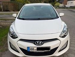 Weiß Gebraucht 2014 Hyundai i30 Edition Limousine | 10.500 € (Teuer)