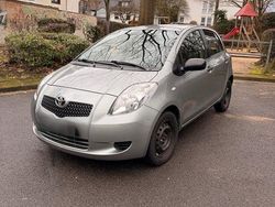 Grau Gebraucht 2010 Toyota Yaris Cool Limousine | 1.300 € (Fairer Preis)