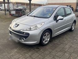 Silber Gebraucht 2006 Peugeot 207 Limousine | 2.200 € (Etwas zu teuer)