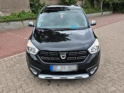 Schwarz Gebraucht 2025 Dacia Lodgy Stepway Van / Kleinbus | 10.500 €