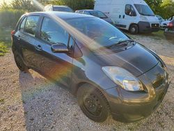 Grau Gebraucht 2009 Toyota Yaris Cool Limousine | 1.800 € (Fairer Preis)