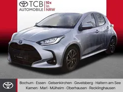 Shimmering silver metallic Gebraucht 2022 Toyota Yaris Hybrid Basis Kleinwagen | 18.989 € (Guter Preis)