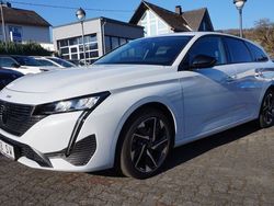 Okenitweiß (metallic) Gebraucht 2024 Peugeot 308 Allure Kombi | 24.400 € (Guter Preis)