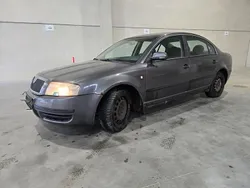 Grau Gebraucht 2002 Skoda Superb Comfort Limousine | 700 €