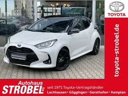 Platinweiss metallic, dach schwarz Gebraucht 2022 Toyota Yaris Hybrid Style Limousine | 20.980 € (Etwas zu teuer)