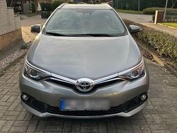 Grau Gebraucht 2016 Toyota Auris Comfort Limousine | 15.500 € (Etwas zu teuer)