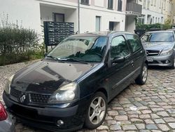 Schwarz Gebraucht 2002 Renault Clio II Kleinwagen | 1.350 € (Fairer Preis)