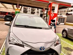 Grau Gebraucht 2019 Toyota Yaris Hybrid Team Kleinwagen | 13.800 € (Fairer Preis)