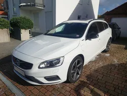 Weiß Gebraucht 2015 Volvo V60 R-Design Kombi | 15.999 €