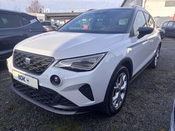 Nevadaweißmet. Gebraucht 2024 Seat Arona FR SUV | 23.390 € (Fairer Preis)