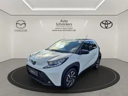 Schneeweiß / night sky black Gebraucht 2024 Toyota Aygo Team Kleinwagen | 14.470 € (Guter Preis)