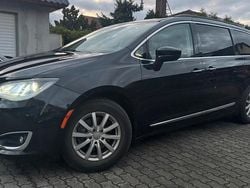 Schwarz Gebraucht 2016 Chrysler Pacifica Van / Kleinbus | 17.999 €