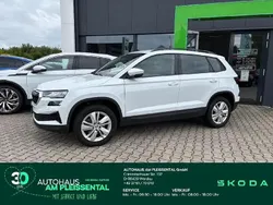 Moonweiss metallic Gebraucht 2024 Skoda Karoq SUV | 31.980 € (Fairer Preis)