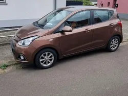Braun Gebraucht 2016 Hyundai i10 YES! Gold Kleinwagen | 7.700 € (Fairer Preis)