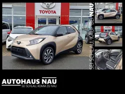 Urban khaki / night sky black Neu 2025 Toyota Aygo Team Kleinwagen | 16.990 €