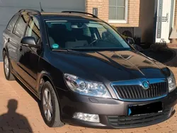 Grau Gebraucht 2012 Skoda Octavia Family Kombi | 9.750 € (Fairer Preis)